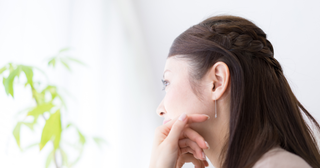 考える女性