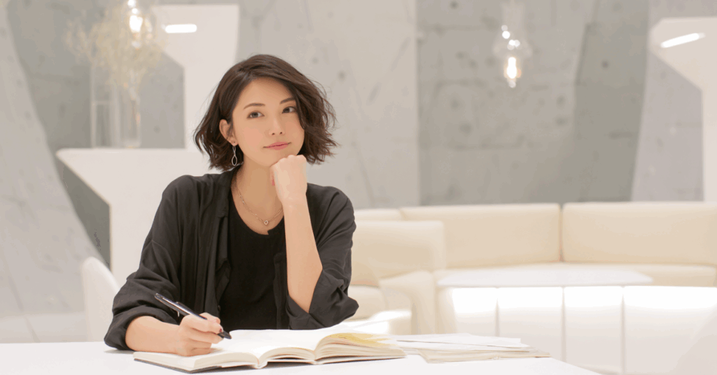 考え事をする女性