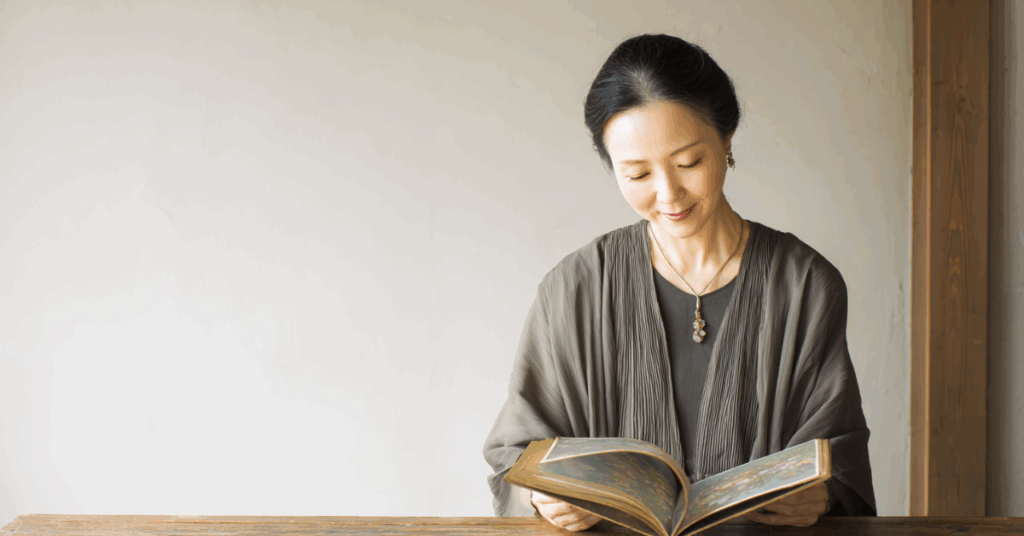 本を読む年配の女性