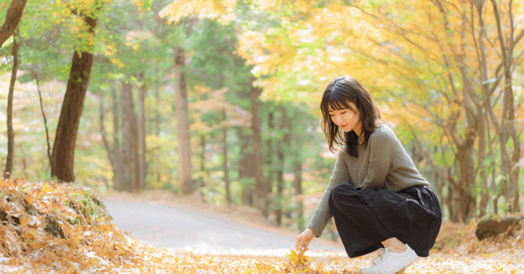 森林　しゃがむ女性