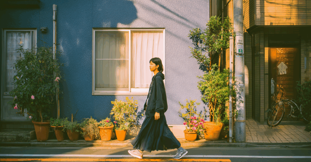 街中を散歩する女性