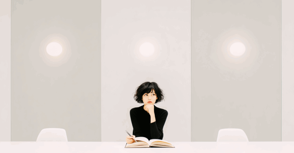 グレーの背景と女性