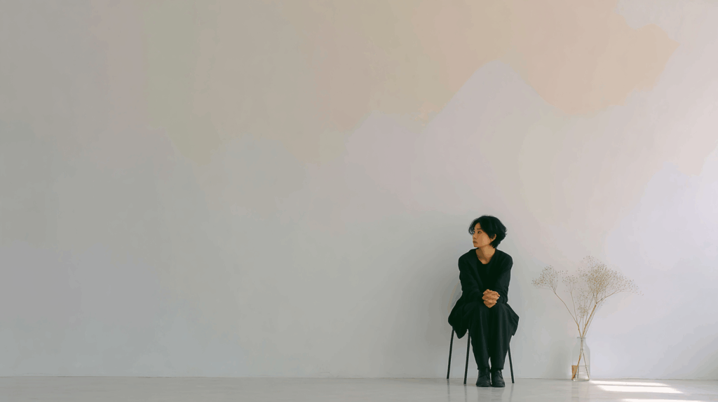 椅子に座る女性